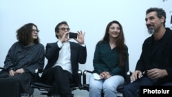 Արսինե Խանջյանը, Ատոմ Էգոյանը և Սերժ Թանկյանը Երևանում ասուլիսի ժամանակ, մայիս, 2017թ․