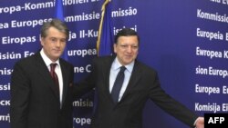 Бельгія - Президент Єврокомісії Жозе Мануел Баррозу вітає Президента України Віктора Ющенко у штаб-квартиру ЄС, Брюссель, 27 січня 2009 р.