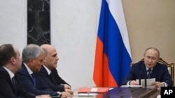 Președintele rus Vladimir Putin prezidează ședința Consiliului de Securitate de la Kremlin.