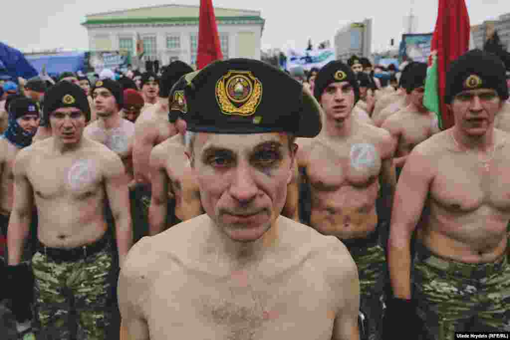 Участник забега «Настоящие мужчины» в Минске. В праздновании Дня защитника отечества приняли участие около трех тысяч мужчин. Беларусь, 23 февраля 2019 года. (Uladz Hrydzin, RFE/RL)