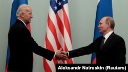 Joe Biden față în față cu Vladimir Putin, la Moscova, în 2011