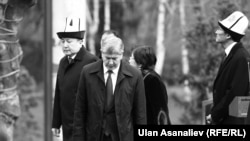 Президент Кыргызстана Алмазбек Атамбаев во время мероприятий, посвященных памяти жертв событий 7 апреля 2010 года. Бишкек, 7 апреля 2015 года.
