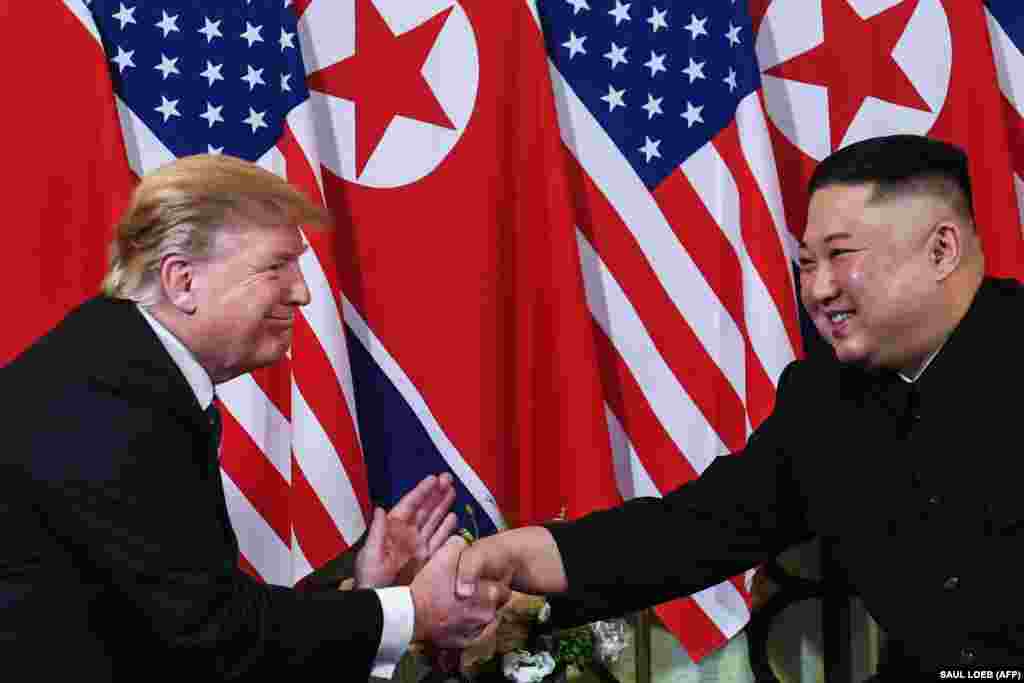 Президент США Дональд Трамп (слева) и лидер Северной Кореи Ким Чен Ын на саммите в отеле в Ханое, Вьетнам. 27 февраля.