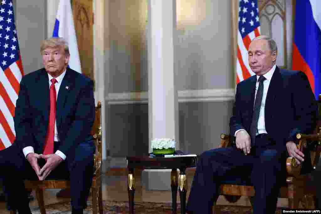 Donald Trump și Vladimir Putin. Helsinki, Finlanda,&nbsp;19 iulie 2018 Pentru această întâlnire nu a fost anunțată o agendă iar după discuții nu a fost transmis vreun comunicat de presă. Unele teme ale discuției au fost menționate la controversata conferință de presă comună de după summit. Trump a părut să accepte fără nicio problemă respingerea de către Rusia a acuzațiilor despre încercarea de influențare a alegerilor prezidențiale americane din 2016, contrazicând propriile servicii de informații. Atitudinea sa a produs revoltă în mediul politic american și a fost criticată inclusiv de unii dintre aliații săi. O zi mai târziu, Donald Trump și-a nuanțat o parte din declarații spunând că s-a exprimat greșit. După întâlnire, timp de mai multe zile, Rusia a transmis o serie de declarații despre ceea ce descria drept înțelegeri la care s-ar fi ajuns în timpul discuțiilor dintre cei doi președinți, fără vreo confirmare din partea americană.