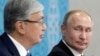 Президент Казахстана Касым-Жомарт Токаев (слева) и президент России Владимир Путин на форуме межрегионального сотрудничества в Омске. 7 ноября 2019 года.