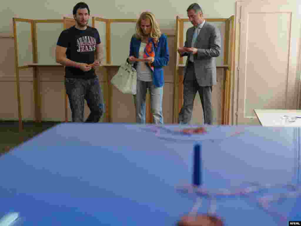 Premijer Milo Đukanović sa suprugom Lidijom i sinom Blažom na izborima, 23.05.2010. Foto: Savo Prelević