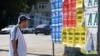În ceea ce ține de politica externă, formațiunile politice creditate de sondaje să treacă pragul electoral promit ori integrarea în UE, ori relații bune cu toți, în special cu Federația Rusă.