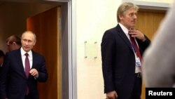 Dmitri Peskov cu Vladimir Putin.