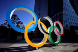 Олимпийский символ перед зданием Национального олимпийского комитета Японии в Токио