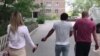 Неизвестные у дома репортера Азаттыка в Темиртау