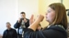 Анна Позднякова демонстрирует в суде поврежденную руку