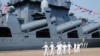 Китайские моряки возле российского противолодочного корабля "Адмирал Виноградов". КНДР, Циндао, 23 апреля 2012 года
