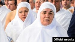 Супруга президента Таджикистана Эмомали Рахмона – Азизамо Рахмонова с дочерью Озодой во время совершения малого Хаджа. 