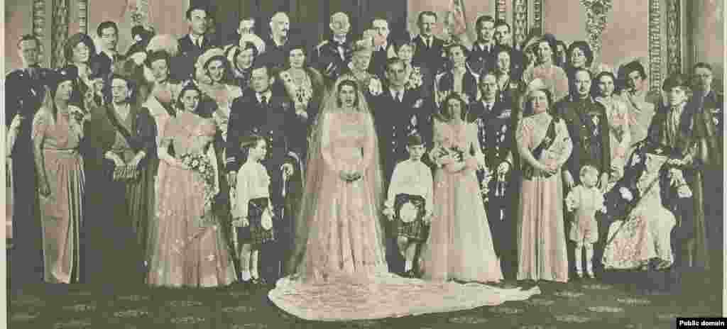 Regele Mihai la nunta viitoarei regine, Elisabeta a II-a a Marii Britanii, verișoara sa, la 20 noiembrie 1947. A fost prima ieșire din țară în șapte ani. Mihai și Elena s-au sfătuit cu regele George VI, cu miniștrii săi, cu fostul premier, Winston Churchill, ce e de făcut pentru a proteja România. Într-o formă sau alta, era limpede că monarhia e subiectul atacurilor sovietice și că membrii familiei regale sunt în pericol. Rudele sus-puse i-au sfătuit să nu se mai întoarcă la București. Și guvernul Groza anticipa că familia regală va rămâne la Londra. Dar Regele Mihai se va întoarce în țară.&nbsp;