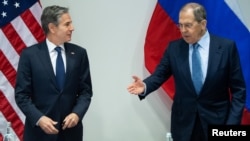 Antony Blinken (stânga) i-a transmis avertismentul omologului său rus Serghei Lavrov în timpul a ceea ce el a numit o întâlnire „candidă” pe care cei doi au avut-o la Stockholm.