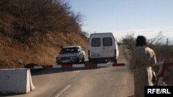 Местные жители, конечно, боятся заразиться свиным гриппом, но все равно выступают против закрытия границы