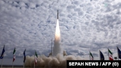کشورهای غربی تهران را متهم می‌کنند که فعالیت‌های فضایی‌‌اش پوششی برای توسعهٔ برنامهٔ موشکی و استفادهٔ احتمالی نظامی از آن است