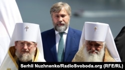 Вадим Новинський і двоє церковників УПЦ (Московського патріархату). Архівна світлина