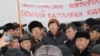 Оппозиционные политики и активисты выступают на площади в Алматы в связи с событиями в Жанаозене. Позади держат транспарант с надписью: "Так начинался Желтоксан". Алматы, 17 декабря 2011 года.