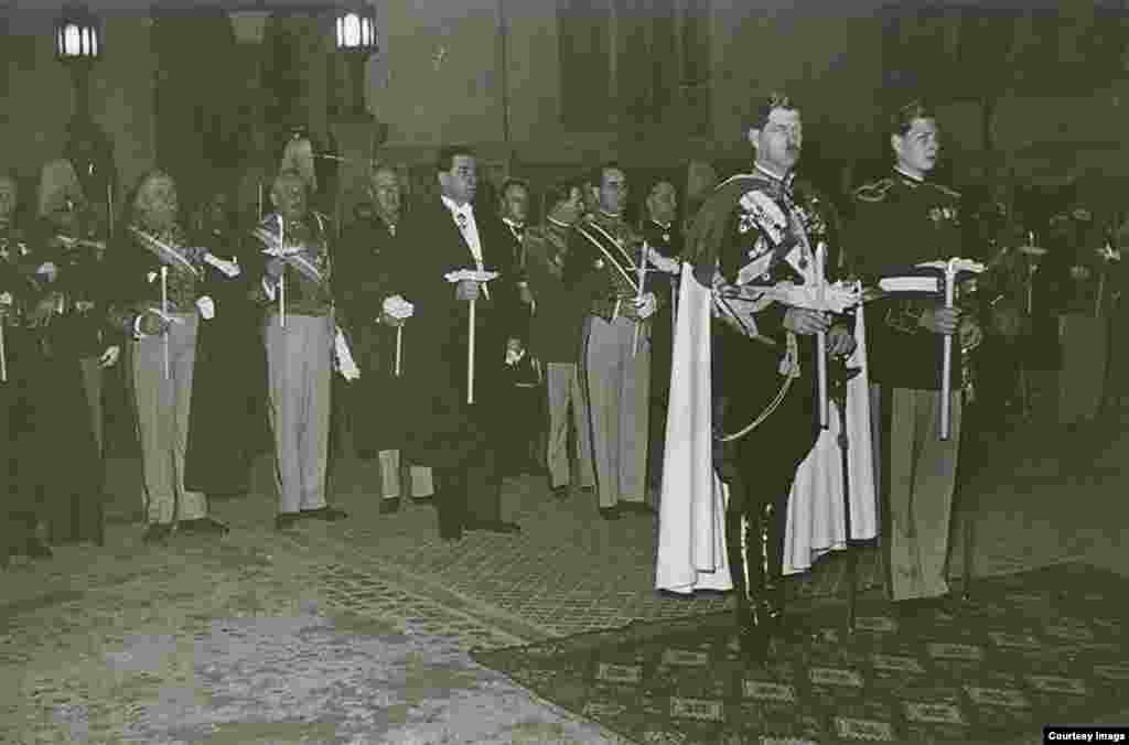 Regele Carol al II-lea și Mihai, Marele Voievod de Alba Iulia, la ceremonia de Paști în 1939. Premierul Armard Călinescu (în plan secund) avea să fie ucis de legionari în septembrie. Arhivele Naționale