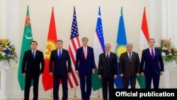 Госсекретарь США Джон Керри с министрами иностранных дел стран Центральной Азии. Самарканд, ноябрь 2015 года.
