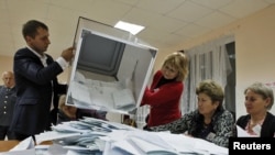 На ноябрьских выборах уверенную победу одержала кандидат от оппозиции Алла Джиоева, но ее победа была аннулирована Верховным судом под давлением Москвы