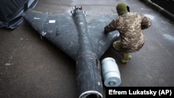 Imagine generică. Un ofițer ucrainean examinează o dronă Shahed doborâtă, cu încărcătură termobarică, lansată de Rusia într-un laborator de cercetare dintr-o locație nedivulgată din Ucraina, 14 noiembrie 2024