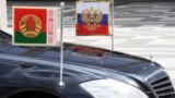 Автомобиль со штандартами президента России и президента Белоруссии у Дворца независимости