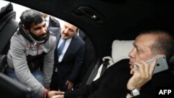 Президент Турции Реджеп Тайип Эрдоган разговаривает с мужчиной, который пытался покончить жизнь самоубийством. 