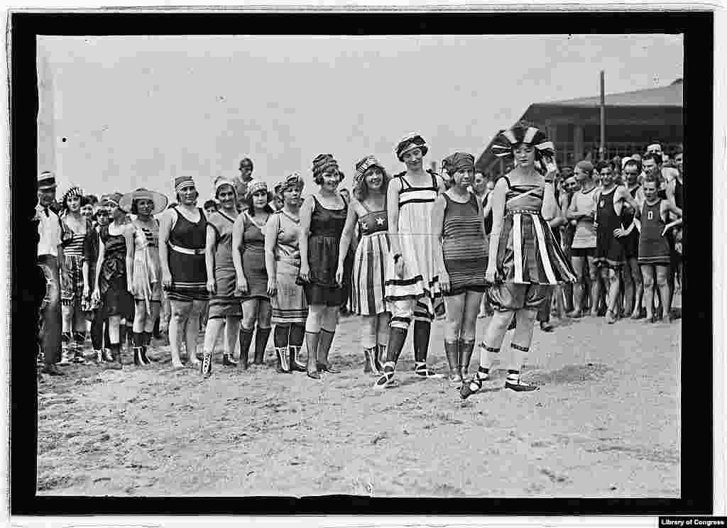 День на пляже летом 1919 года. Место съемки неизвестно. 