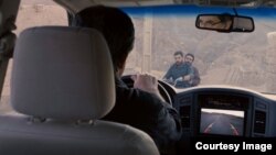نمایی از فیلم «خرس نیست»