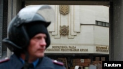 Un membru al unitatilor ministerului de interne in fata parlamentului din Simferopol, 27 februarie, 2014