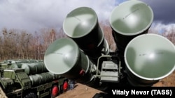 Боевые расчеты зенитной ракетной системы С-400 «Триумф»