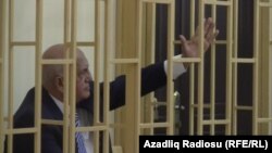 Али Инсанов ведет себя очень воинственно и смело, все время выкрикивая обвинения в адрес президента Ильхама Алиева, обвиняя его в коррупции, предательстве интересов народа