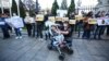 Один из многочисленных митингов переселенцев с требованием решить жилищную проблему. Семья Оксаны Водиновой, воспитывающей сына с тяжелой формой ДЦП, все годы войны самостоятельно снимает одну комнату