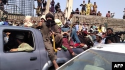 Talibanii au reușit tot duminică dimineața să cucerească orașul Jalalabad.