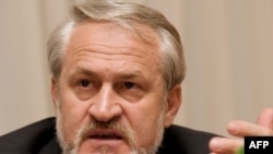 Ингалсе -- Нохчийчоьнан-Ичкерин министрийн кабинетан куьйгалхо Закаев Ахьмад Оьрсийчоьнан официалаш векалшца къамел деш, London, 12Мар2009
