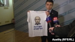 Руслан Бальбек с футболкой «Путин алдгъа» во время президентской избирательной кампании 2018 года