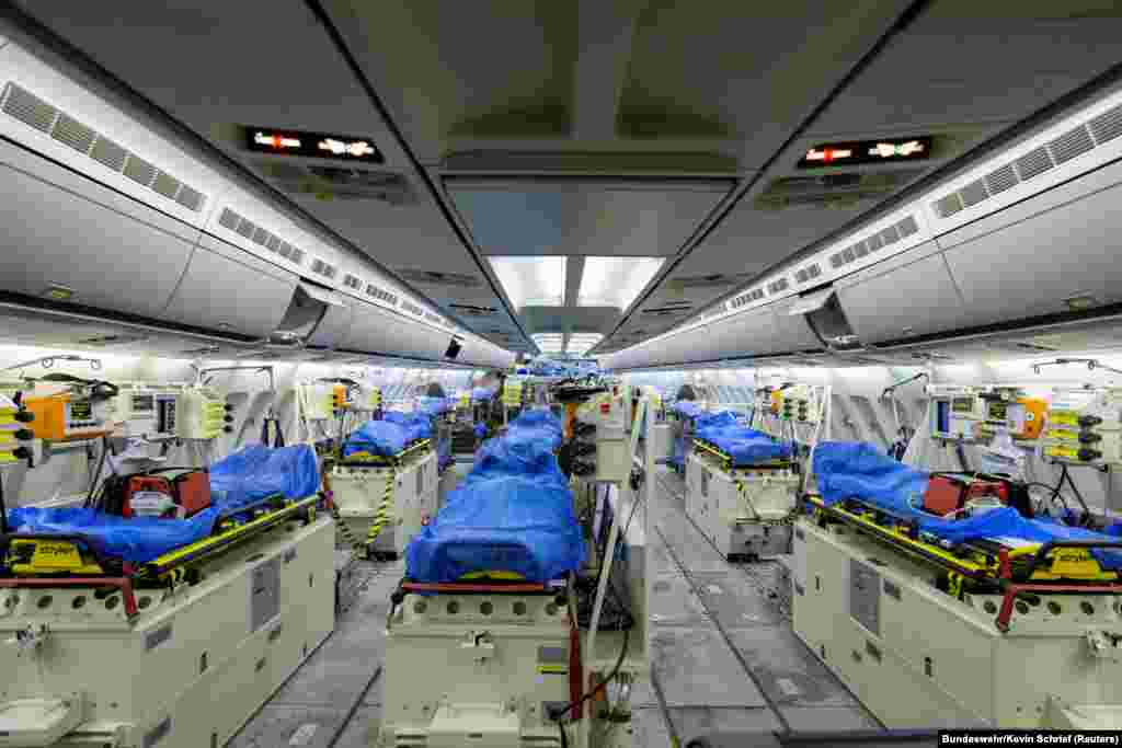 Немецкий военный Airbus Medivac (аббревиатура от "медицинской эвакуации") в Кельне готовится к вылету в город Бергамо, ставший символом трагедии в Италии. На 27 апреля в Италии почти 200 тысяч человек инфицированы, больше 26,5 тысяч скончались. Фотография сделана 28 марта