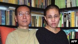 Китайский диссидент Лю Сяобо с женой, октябрь 2002, архивное фото 