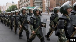 Uigurii din regiunea Xinjiang, deținuți în centrele de reeducare, sunt forțați să muncească în diverse fabrici din China sub strica supraveghere a autorităților.