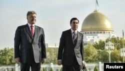 Президент України Петро Порошенко (ліворуч) та президент Туркменистану Гурбанґули Бердимухамедов під час зустрічі у Ашгабаті. 29 жовтня 2015 року