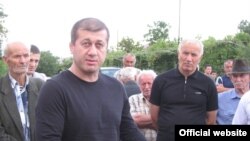 В целом эксперты считают разворот Тедеева проявлением намерений российских кураторов отсечь его от президента, видимо, полагая, что без его влияния новый глава республики будет более сговорчивым, например, в вопросах, связанных с формированием нового прав