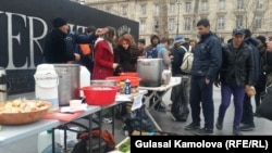 Беженцам в Париже раздавали еду, для них был организован концерт, художники бесплатно рисовали их портреты, поэты читали стихи.