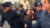 Полиция задерживает активиста в Баку накануне протестов. 16 февраля 2020 года. 