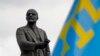 2006 рiк. На головній площі Сімферополя збираються тисячі людей