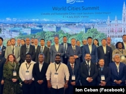 Unul din liderii Blocului Alternativa, Ion Ceban, la Forumul Primarilor, organizat în cadrul Summitului Orașelor Lumii, iulie 2025. Formațiunea politică susține integrarea R. Moldova în UE, dar își are propria viziune cum aceasta ar trebui să se întâmple.