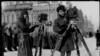 Фотограф Leslie&#39;s Weekly Дональд Томсон (слева) и мужчина в американской военной форме фотографируют при морозе в Екатеринбурге в восточной России в 1919 году.