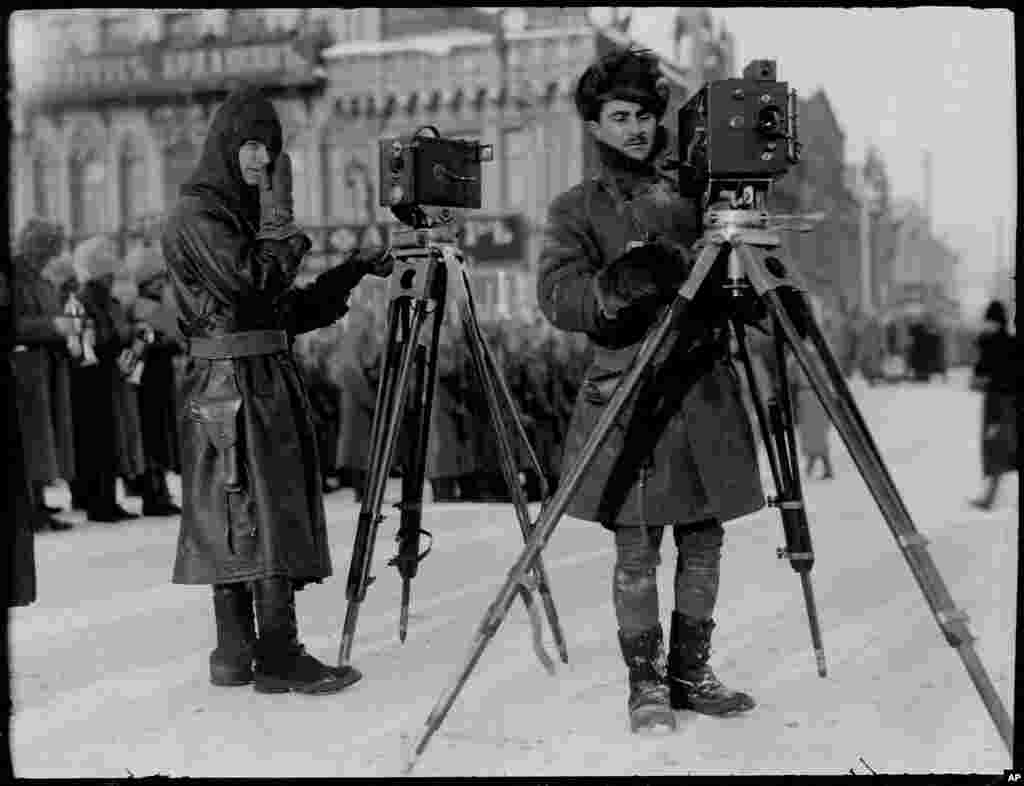 Фотограф Leslie's Weekly Дональд Томсон (слева) и мужчина в американской военной форме фотографируют при морозе в Екатеринбурге в восточной России в 1919 году.
