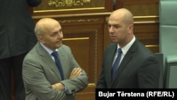 Kryeministri i Kosovës, Isa Mustafa dhe deputeti i Listës Serbe, Slavko Simiq, gjatë një seance të mëhershme në Kuvendin e Kosovës
